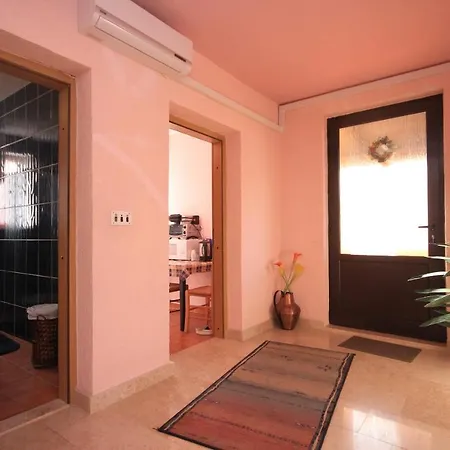 Appartamento With A Parking Space Banjole, - 7242