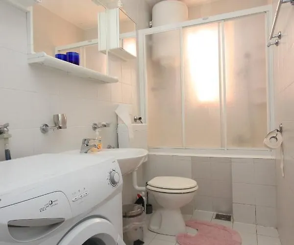 With A Parking Space Banjole, - 7242 풀라