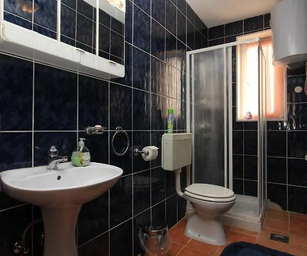 With A Parking Space Banjole, - 7242 * 풀라